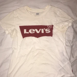 Levis tshirt - Fick för några år sen men har inte använt den så mycket. På sista bilden kan du se några små bruna fläckar som man dock inte ser när man har på den. Strl är xxs men passar xs och s också. Skicka privat meddelande ifall du är intresserad.