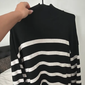 Randig stickad tröja Zara - Helt ny Oversized stickad tröja från zara!! Super snygg och bekväm. Som sagt helt ny aldrig använd men köpt förra säsongen. Storlek L sitter som en S/M på mig som vill ha den Oversized. Vid intresse kan jag fixa bilder på