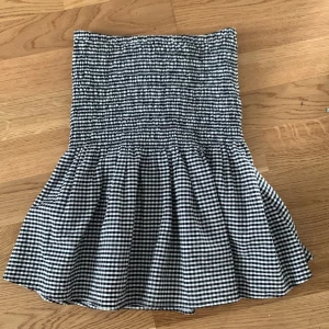 Cubus  - En rutig kjol i storlek xs passar en s också, använd få tal gånger och är i bra skick inga skador