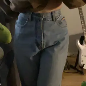 Straight, loose fit mom jeans från Gina. Skit fina men jag säljer dem för att jag inte känner att dem sitter sådär jättebra på mig.