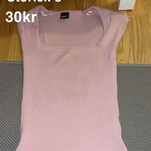 Rosa topp  - Säljer en jätte fin rosa topp passar för mestan dels till allt aldrig använt 