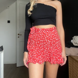 Kjol Zara XS - Kjol med inbyggda shorts ifrån Zara stl XS, sömmen har gått upp lite vid dragkedjan💕