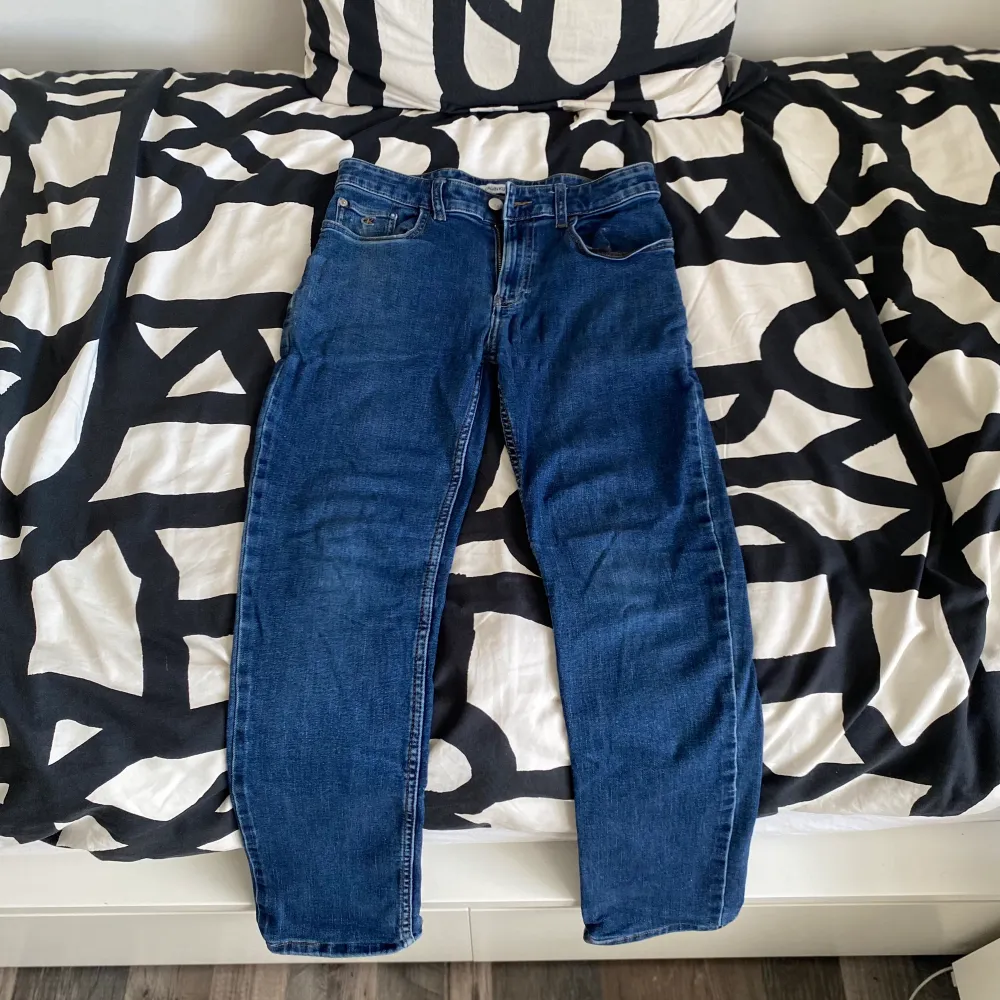Säljer mina små jeans som jag har använd ett tag. Jeans & Byxor.