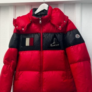 Moncler Gary Size 1 - Säljer nu min kära vinterjacka då jag vuxit ur den, köpt på nk för 2 år sen.  Små tecken på användning men inga hål eller strul med dragkedjor! Nypris : 12000