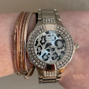 karine&co klocka  - jag har aldrig använt denna klockan. den är så fin men jag kan inte hitta lådan till den. säljer jag den för 460+frakt ( 80kr ) 💋(kan diskuteras) hör av dig om du är intresserad 😽orginalpris runt 500