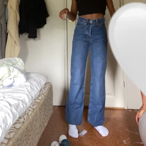 Blå wide leg jeans - Säljer nu mina blåa wide leg jeans från bikbok! Köpta för 600kr och sparsamt använda. Storlek 24 men skulle säga att de är större och mycket längre! Kontakta för intresse och frågor💗