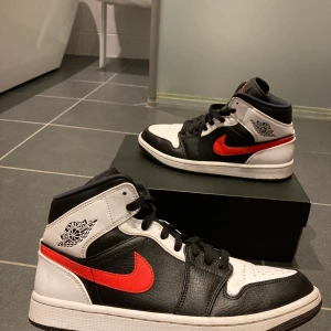 Jordan 1 Mid ”Chili red” - Storlek 41 Condition: 8,5/10 Original box medföljer  Nypris runt 2000kr