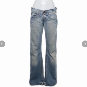 Replay jeans  - Ett par lågmidjade jeans från replay. Så snygga men kommer inte till användning. Jag brukar ha Xs/s och så är jag 170cm lång. Jag möts upp i Stockholm och postar, men då kostar frakt extra (66kr). Om du har någon fråga är det bara att skriva 💓