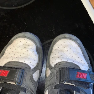 Nike air trainer 3  - Säljer då dom inte passar längre dom är creasade men går att fixa om man orkar.  Dom är 1år gammla går att rengöra så dom blir som nya. De är i storlek 42, bor västervik så kan mötas eller frakta, de är köpta på footlocker för 1199kr 2021