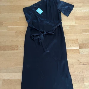 MORRIS klänning  - Morrisklänning, ej använd. Endast provad och helt i nyskick. Lappen finns kvar. Inköpt för ca 2000kr. Säljes för 1400kr pga nyskick. Pris kan diskuteras 💖Storlek 42 med bra passform 