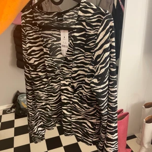 Tröja stl M - Zebramönstrad tröja från ginatricot i stl M och är i nyskick. 