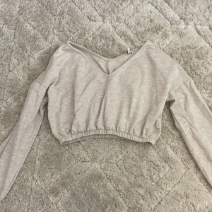 NELLY beige off shoulder  - Det är långärmad off shoulder med v- ringning. Har inte kommit till användning sen ja köpte den. 