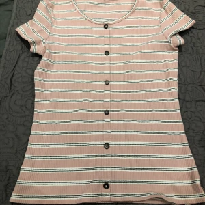 Rosa randig t-Shirt  - Rosa randig T-shirt storlek small & medium 