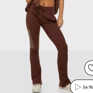 Sweatpants Adidas  - Beställde hem och testade endast en gång men tyckte inte att de passade mig i kroppsformen så ej använt💕originalpris från nelly är 679kr🫶🏻