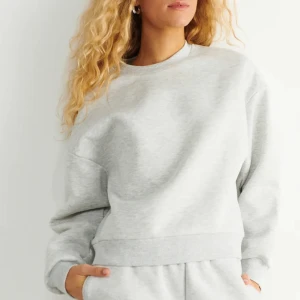 Grå sweatshirt  - Superfin grå sweatshirt🤍🤍🖤🖤