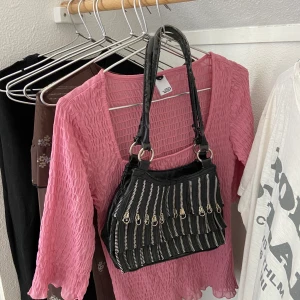 Väska  - Super fin väska, den har några slitningar vilket jag kan skick bild på vid intresse💓