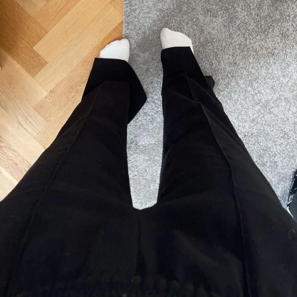 Svarta kostym liknande byxor ifrån zara i storlek s . Jeans & Byxor.