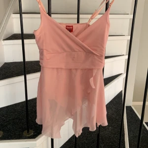 Tröja  - Säljer en super fin ”linne” i en super fin färg  Storlek medium men passar mig som är xs-s  Postar men om du bor i Uppsala kan jag mötas upp, Swish endast💗