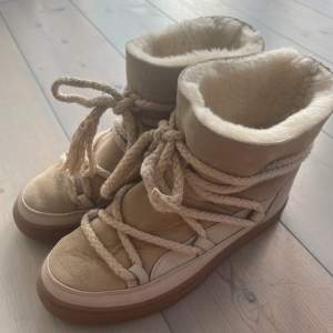 Säljer nu dessa så fina Inuikii skorna i den finaste beiga färgen! Det är i nyskick och använda max två gånger. Nypris är 2700kr 💕💕