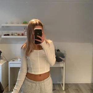 Vit tröja - Från Gina Tricot använd ett flertal gånger, toppskick strl S, säljer för det inte är min stil