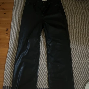 Skinnbyxor - As snygga skinnbyxor från HM, köpta 2021. Fint skick. (Går ej att infoga hela bilden därmed två likadana men man ser överdelen på ens och under på andra). Storlek 42 men passar storlek upp och ner beroende på hur man vill ha dom. Långa.