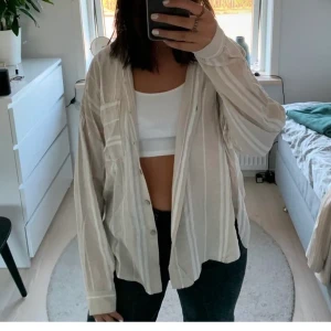 Skjorta  - 100kr + frakt , jättebra skick 