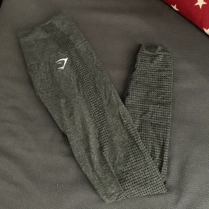 Gymshark vital seamless 2.0 - Säljer mina gymshark vital seamless 2.0 i grått då dem inte kommer till användning. Storlek S, bra skick!❣️