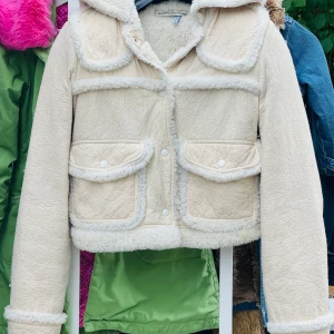 Exclusiv pälsjacka från Balenciaga  - En jacka från Balenciaga som du kommer att vara ensam om.  Den är en kort modell med en stor huva som går att öppna med en dragkedja. Säljer pga flytt till Marbella.  Den är storlek XS/S och