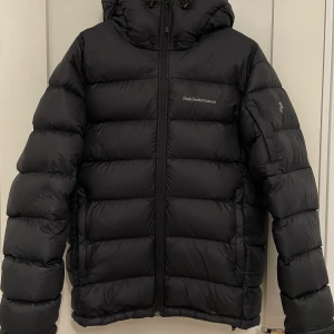 Peak Performance Jacka - Nu säljer jag min Peak Performance jacka då jag är ute efter en annan och brorsan vill inte ha den. Använd en vinter så jackan är väldigt fräsch. Nypris för denna jacka är 3999kr  Priset kan diskuteras vid snabb affär. Hör gärna av dig för mer bilder m.m.