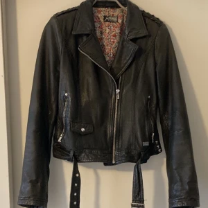 Skitcool skinnjacka - Jofama by Kenza 3 skinnjacka äkta läder ombloggad trend, svart jacka med nitar. Storlek 38. Nypris 3500. Priset är förhandlingsbart