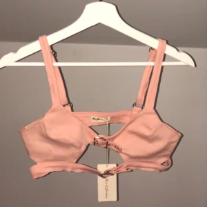 For Love And Lemons - Helt ny topp från For Love And Lemons🎀 Nytt skick (aldrig använt endast provad), storlek 34, 36 med justerbara axelband! Superfin och mycket bra kvalitet. Nypris: 1500kr, Mitt pris: 350kr.
