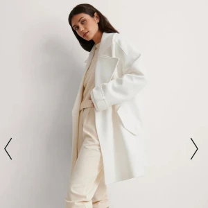 Trendig kappa från NAKD  - Superfin oversized vit kappa från NAKD. Använd 1-2gånger förra hösten så, så gott som ny! 