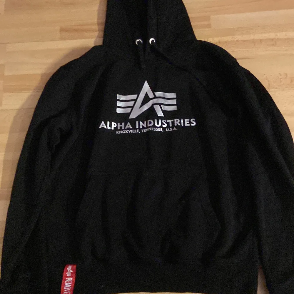 Alpha industries i storlek M Säljer för den inte passar använd 1 gång. . Hoodies.