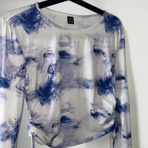 Tröja - Snygg sommartröja ifrån SHEIN, justerbar på båda sidorna och kan även göras till en magtröje modell