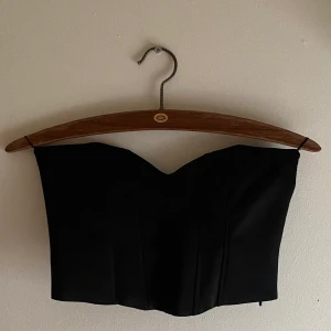 Svart topp - Jätte fin svart topp i korset format från Zara. Aldrig använd och jätte fint skick❤️så himla snygg!
