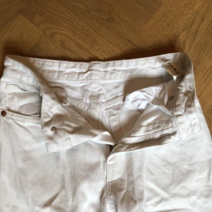 Vita Jeans från Monki - Köpte dessa jeans förra sommaren och har knappt använt dom. Nyskick om man bortser från att dom är någorlunda trasiga nertill (inget som syns). Osäker på om dom säljs längre men köpte dom för 400kr. ❤️‍🩹hör av dig om du vill ha mer bilder/information🤍