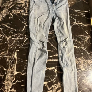 Slitna jeans - Jeans med håliga knän i strl s, köpta på carlings, mid raise. Tappat lappen där bak, annars är dom i bra skick ☺️