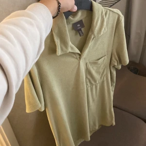 Frotté skjorta  - Riktigt snygg frotté skjorta från H&M, inga alls fel på den, säljer pågrund av växt ut den👍