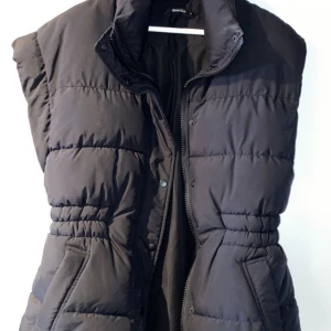 Väst från ginatricot - Knappt använd är som ny. Köpt för 500 men säljs för 300kr.