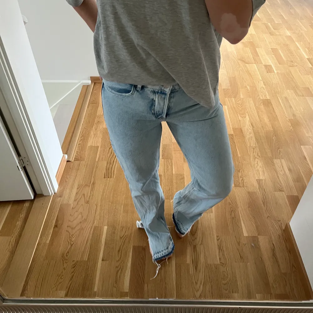 Garderobsrensning!!! Kommer mer!!! Säljer dessa fina low/miswaist jeans med slits från Zara som är knappt är använda.  Storlek: 38 Färg: Ljusblå Köparen står för frakten!!!  (OBS! Tryck inte köp nu!). Jeans & Byxor.