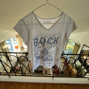 Zadig Voltaire T-shirts  - Säljer mina zadig T-shirts. All plaggen är i storlek 14år-S. Den marin blåa tröjan är lite sönder i sömnen, Kan skicka bild!! Annars syns inte någon användning. Kontakta mig för mer bilder och priser + frakt. Kan tänka mig att mötas upp🌸🫶🏽