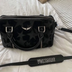 Zadig sunny bag - Säljer denna zadig väskan (modellen sunny) då den inte kommer till användning, inga deffekter! Har tyvärr inte kvittot men har bild på lappen som du kan se på bild 2  Flera intresserade blir det budgivning, öka minst med 50kr  Bud på: 4000kr