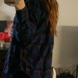 Rutig skjorta  - Fin skjorta jag knappast andvänder. Skriv gärna in eget pris vid intresse 💗