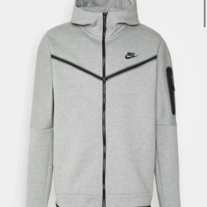 Tech fleece - Grå tech fleece i superbra skick från nike🙌🏻❤️Storlek S