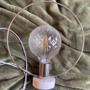 lampa  - En fin lampa med marmor platta längst ner. super fin bara används inte här ❣️