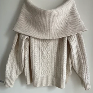 Stickad tröja H&M ullblandning  - Beige stickad tröja från HM. Fint skick.  Storlek S. Oversize modell. Ullblandning. 8% ull.  Färgen på bild 1 och 2 stämmer bäst överens med hur den ser ut irl.