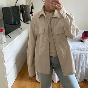 Jacka - Beige Manchester jacka från H&M herravdelning. Är i storlek S, men är oversized. Aldrig använd. 
