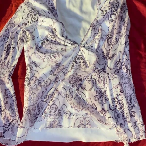 mönstrad tröja  - fin tröja med volang armar och coolt mönster, sydde den så att den blev V-ringad:))  jag är storlek 38 och den sitter perfekt på mig