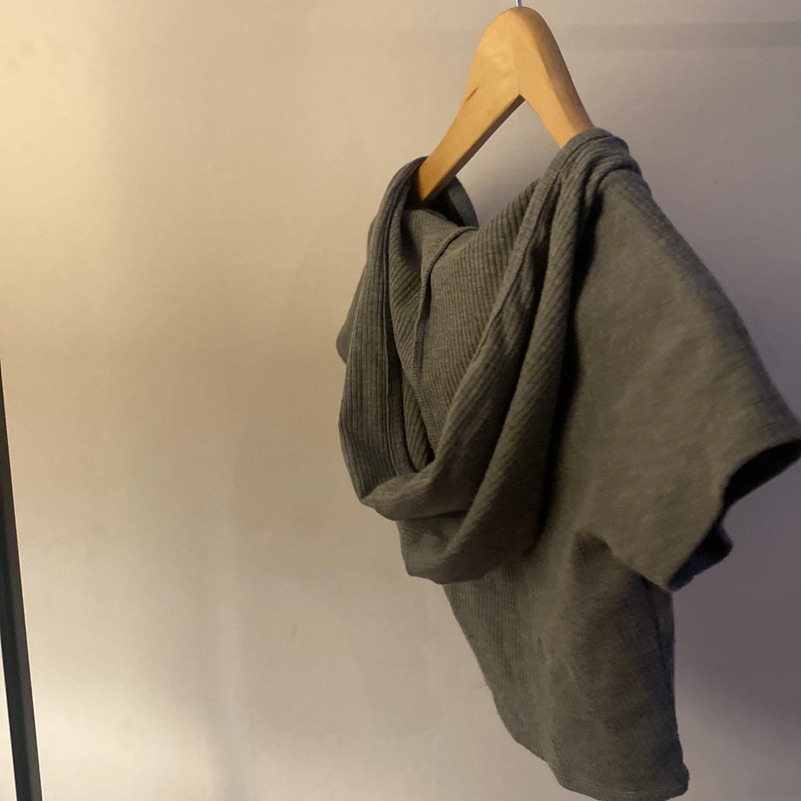 Mörk grå topp med hoodie - 90