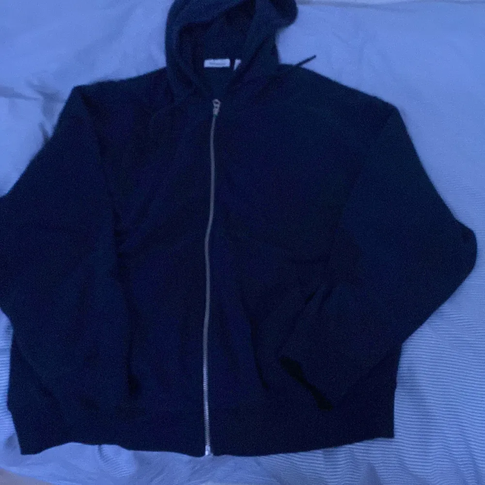 Säljer denna helt nya zip-upp hoodien från weekday. Jag har aldrig använts den då den var alldeles för stor. Köpte den i storlek S men skulle säga att den passer mer dig dom har storlek M. Hoodies.
